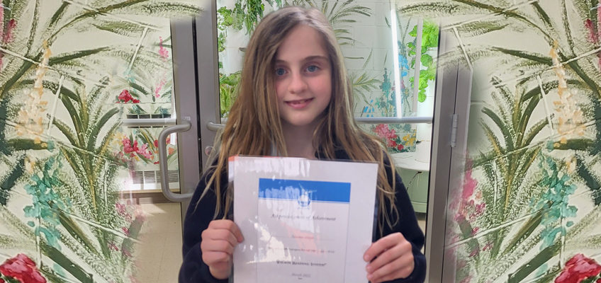 Noémie beams holding certificate for reading challenges